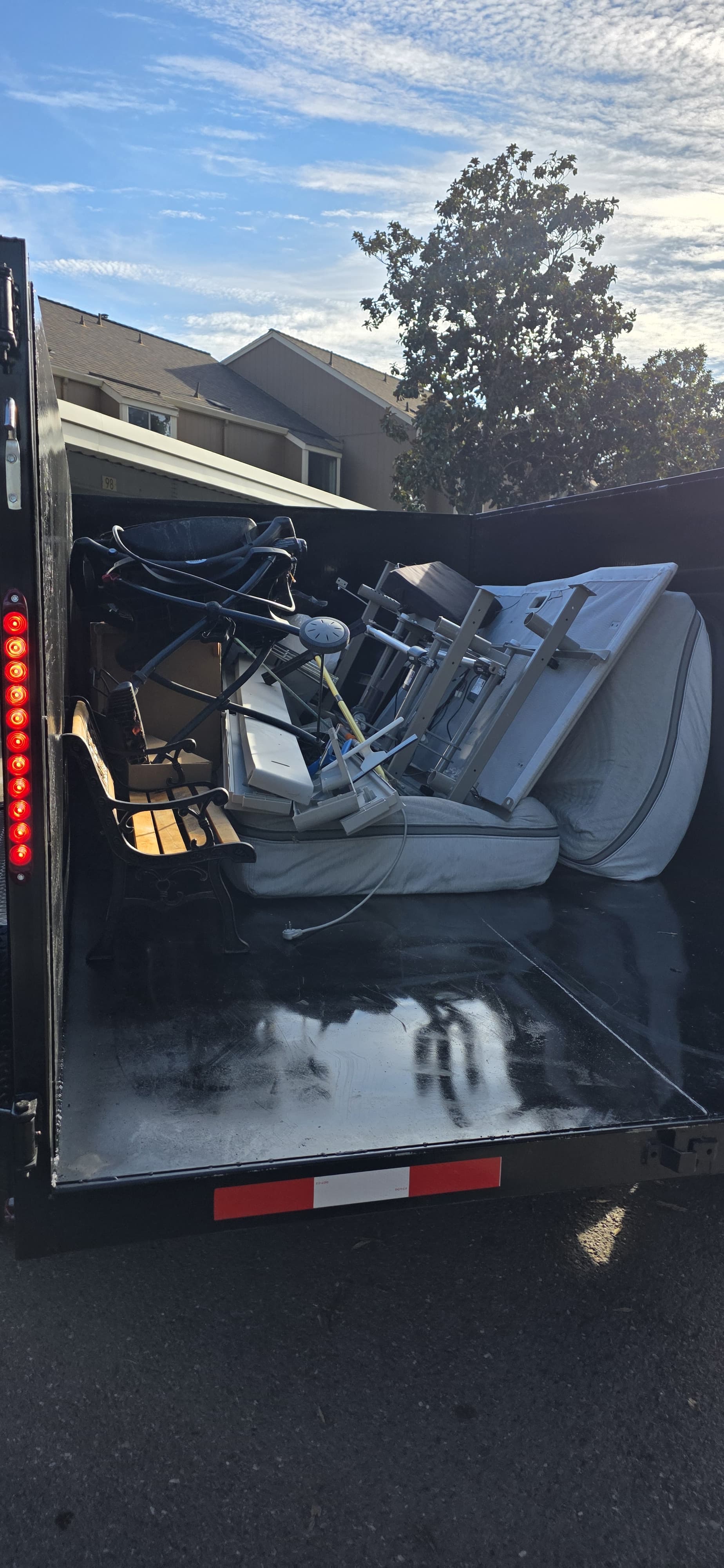 Spanish (Spain) La imagen muestra un camión de carga con una cama y otras pertenencias en su interior.